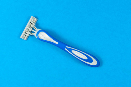 剃须刀机，隔离在蓝色背景上