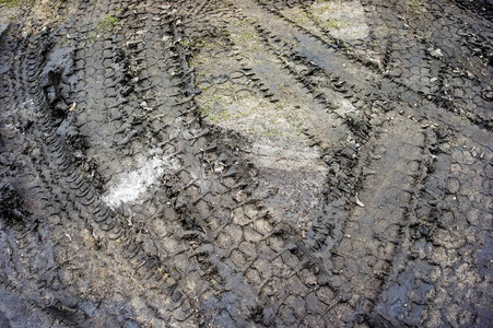 泥泞道路上的轮胎痕迹。