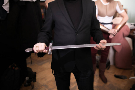 手握剑横扫劈开图片