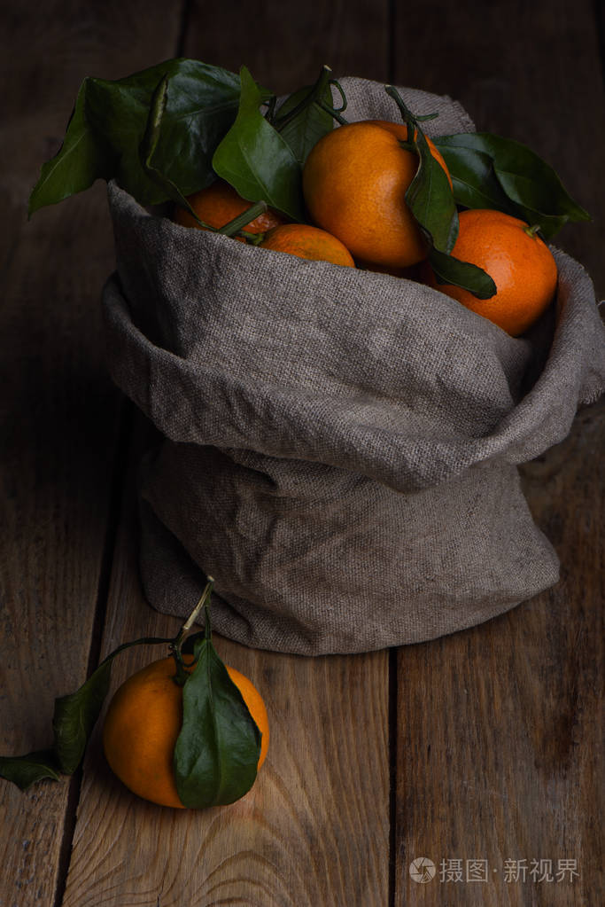 一袋粗布里的新鲜橘子. 边境设计