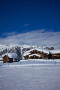 高山滑雪胜地高加索自然和运动背景。