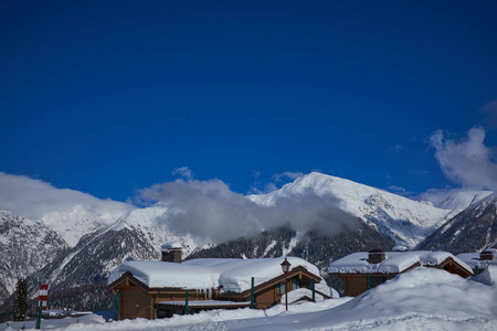 高山滑雪胜地高加索自然和运动背景。