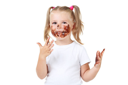 白色背景巧克力的快乐小女孩