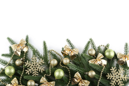 有白色背景装饰的圣诞树树枝