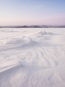 冰雪覆盖的冰冻湖的美丽景观。 俄罗斯乌拉尔南部的图尔戈亚克湖。