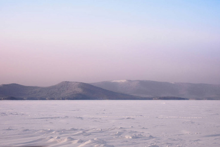 冰雪覆盖的冰冻湖的美丽景观。 俄罗斯乌拉尔南部的图尔戈亚克湖。