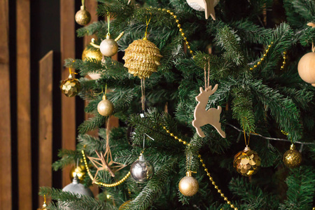 圣诞树上的玩具。金球, 鹿, 其他装饰品。新年主题概念