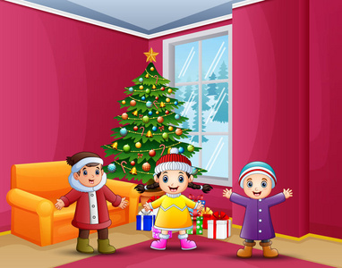 快乐的孩子们在家里庆祝圣诞节