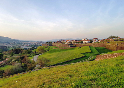 在葡萄牙的瓦伦卡多明霍村，瓦伦卡的堡垒有防御墙