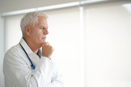 白头发医生图片