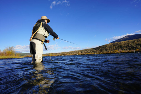 在蒙大拿州的马迪森河上飞行渔夫