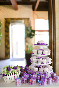 为党的紫罗兰装饰和甜可口的蛋糕