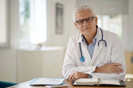 白头发医生图片