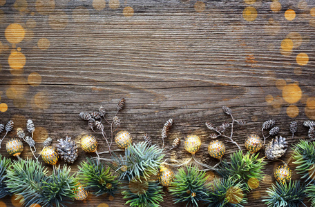 木制桌子上的圣诞装饰品和云杉树枝。俯视图，复制空间..圣诞或新年贺卡。