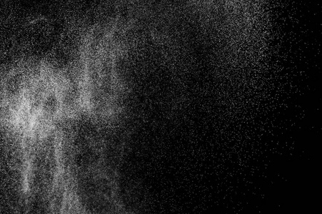 黑色背景上抽象的水溅。溅出牛奶。抽象的水喷雾。抽象的雨。淋浴水滴。白色灰尘爆炸。抽象的纹理。抽象的黑色背景。