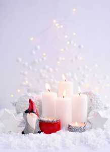 用蜡烛小矮人和节日装饰在雪地上的圣诞作文。圣诞节或新年贺卡。