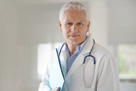 白头发医生图片