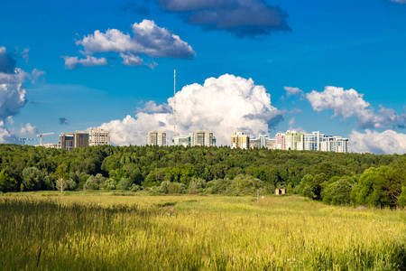 whitecroft 和 barierre 之间的 heffley-路易斯河路沿线美丽的景色