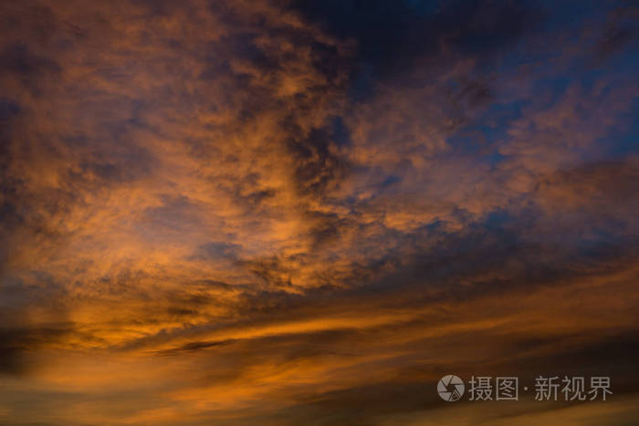 美丽的黄昏天空，橙色和蓝色的戏剧云。