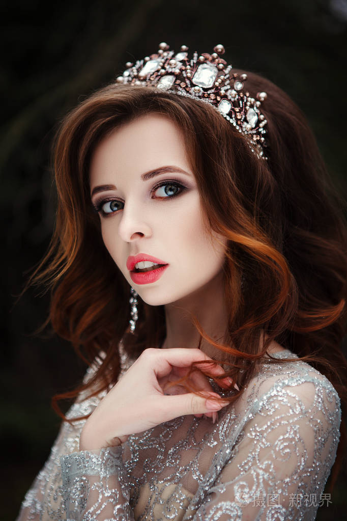 一位美丽的棕色头发女士的肖像