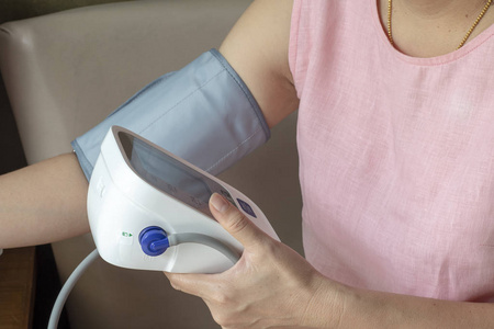 女性通过高血压数字监视器检查。
