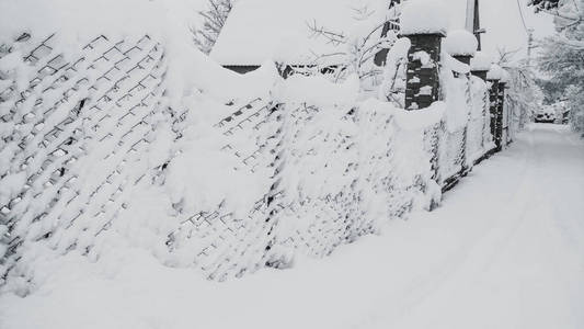 神奇的童话只有稀落的雪。街道和雪中的栅栏。所有白人