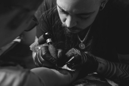 世界各国纹身师在工作室图片