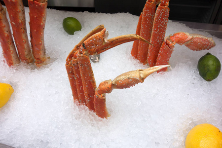 柠檬和石灰的螃蟹。冰底海鲜