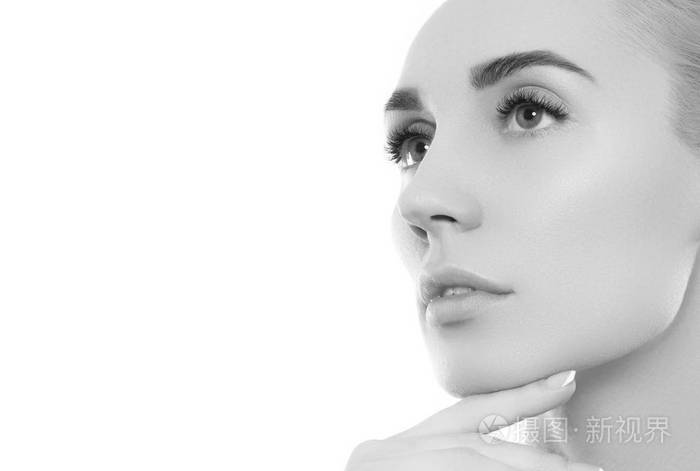 黑白美女肖像. 美丽的水疗模特女孩与完美的新鲜清洁皮肤.