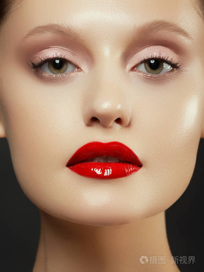 美丽的模特女孩,化妆,红唇,完美的新鲜皮肤. 有绿色眼睛的漂亮女士.