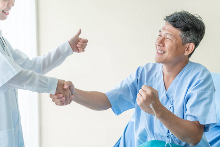 亚洲女医生在医院或诊所与hre患者保健和专业理念握手照片