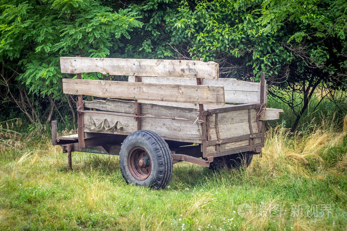 农村一辆车的旧自制拖车
