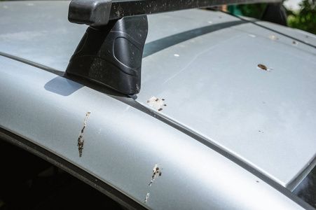 乱停车汽车上的鸟粪. 糟糕的停车概念.照片