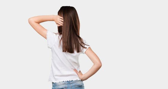 把戏与朋友印度服装回头的漂亮的小女孩在爬行的孩子年轻的哑人回头看