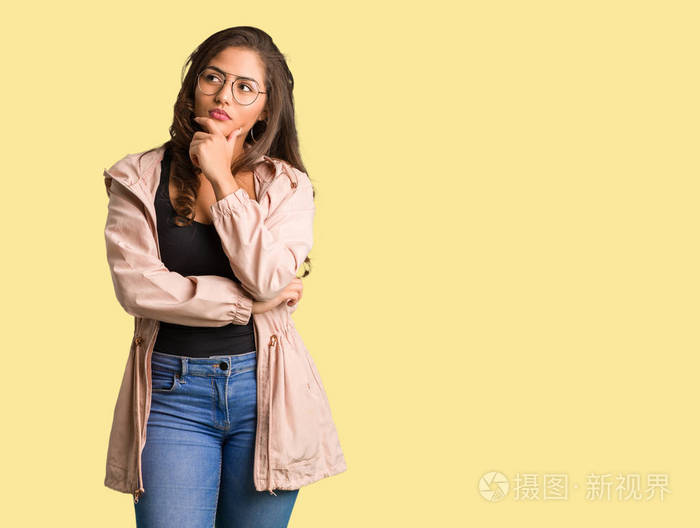 身材丰满的年轻曲线美的女人思考一个想法