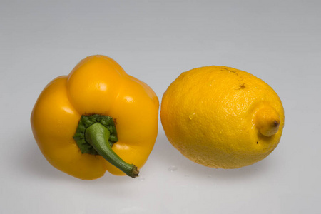 胡椒和柠檬是维生素C的领导者。