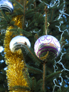 用球和花环装饰的圣诞树。 查看Sniztsu。