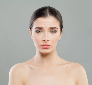 有皱纹的不幸女人. 防老化和面部提升概念照片