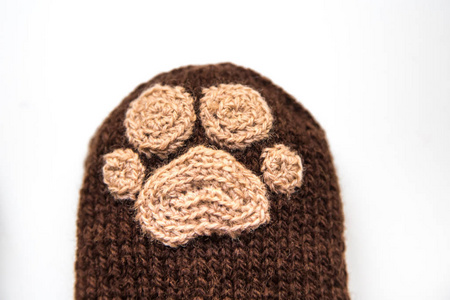 一个美丽的特写，针织羊毛袜子与钩编动物爪子图案。