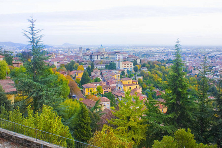 意大利贝尔加莫2018年11月4日来自意大利上城的贝尔加莫美丽的全景CittaAlta。