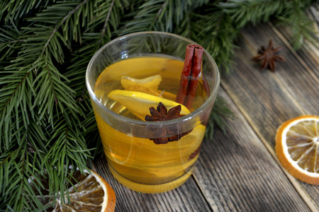 姜茶，柠檬和香料，在玻璃杯中，炎热的冬天或秋天，喝寒假和圣诞节的概念