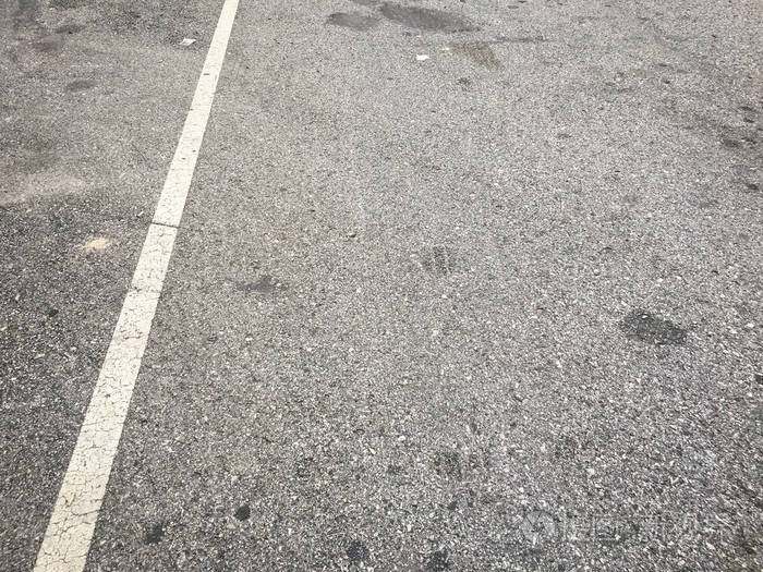 沥青道路上的白线狭窄的田野深度