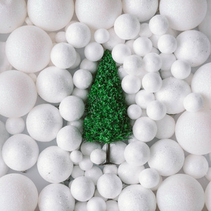 圣诞树白色雪球装饰。 最小的新年概念。