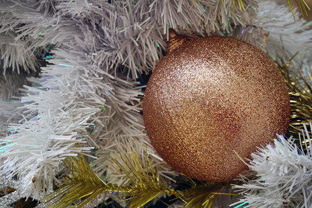圣诞树上的金球作为背景