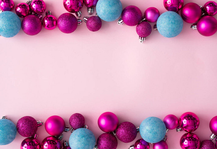 塑料粉红色和蓝色装饰圣诞球新年概念的最小构图背景
