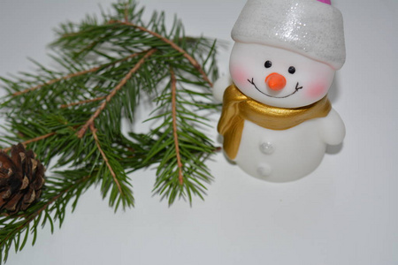 圣诞节和新年装饰雪人冷杉树枝白色背景