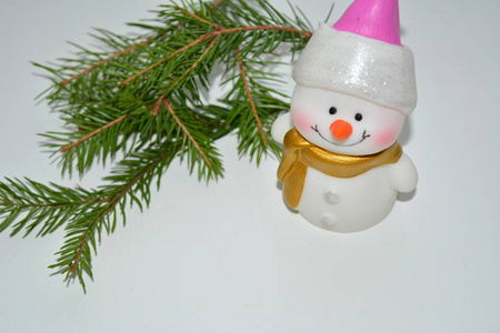 圣诞节和新年装饰雪人冷杉树枝白色背景