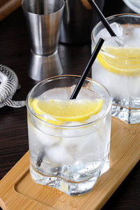 这是一款清淡清爽的夏季鸡尾酒,有白色的入口,混合着干的或甜的葡萄酒