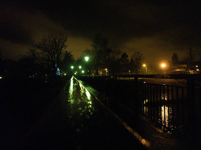 一个寒冷的冬夜,在明亮的公园里照片