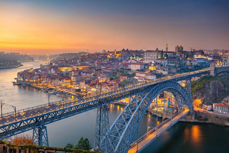 葡萄牙波尔图。葡萄牙波尔图的城市景观形象与著名的路易斯桥和杜罗河日落。